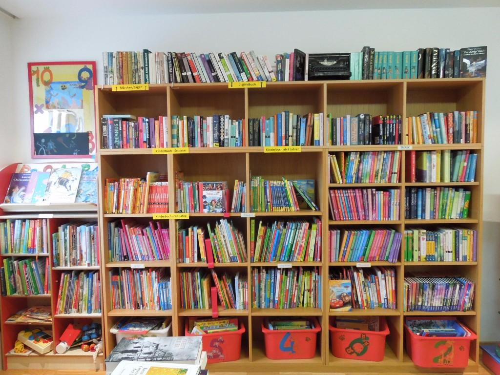 Innenansicht Bücherei Lambrechten