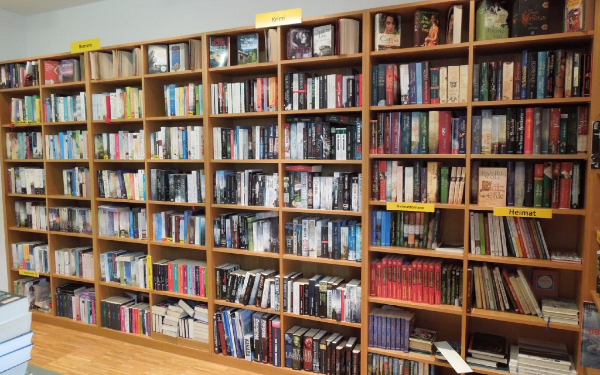 Innenansicht Bücherei Lambrechten